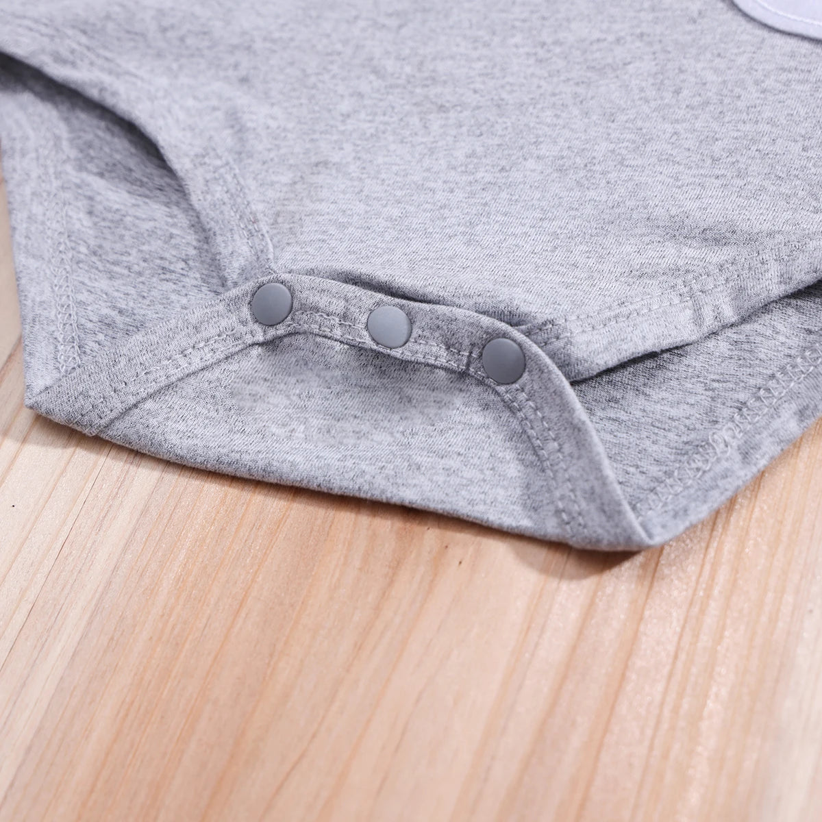 3 részes karácsonyi kisfiú szett – hosszú ujjú body + nadrág +  csokornyakkendő